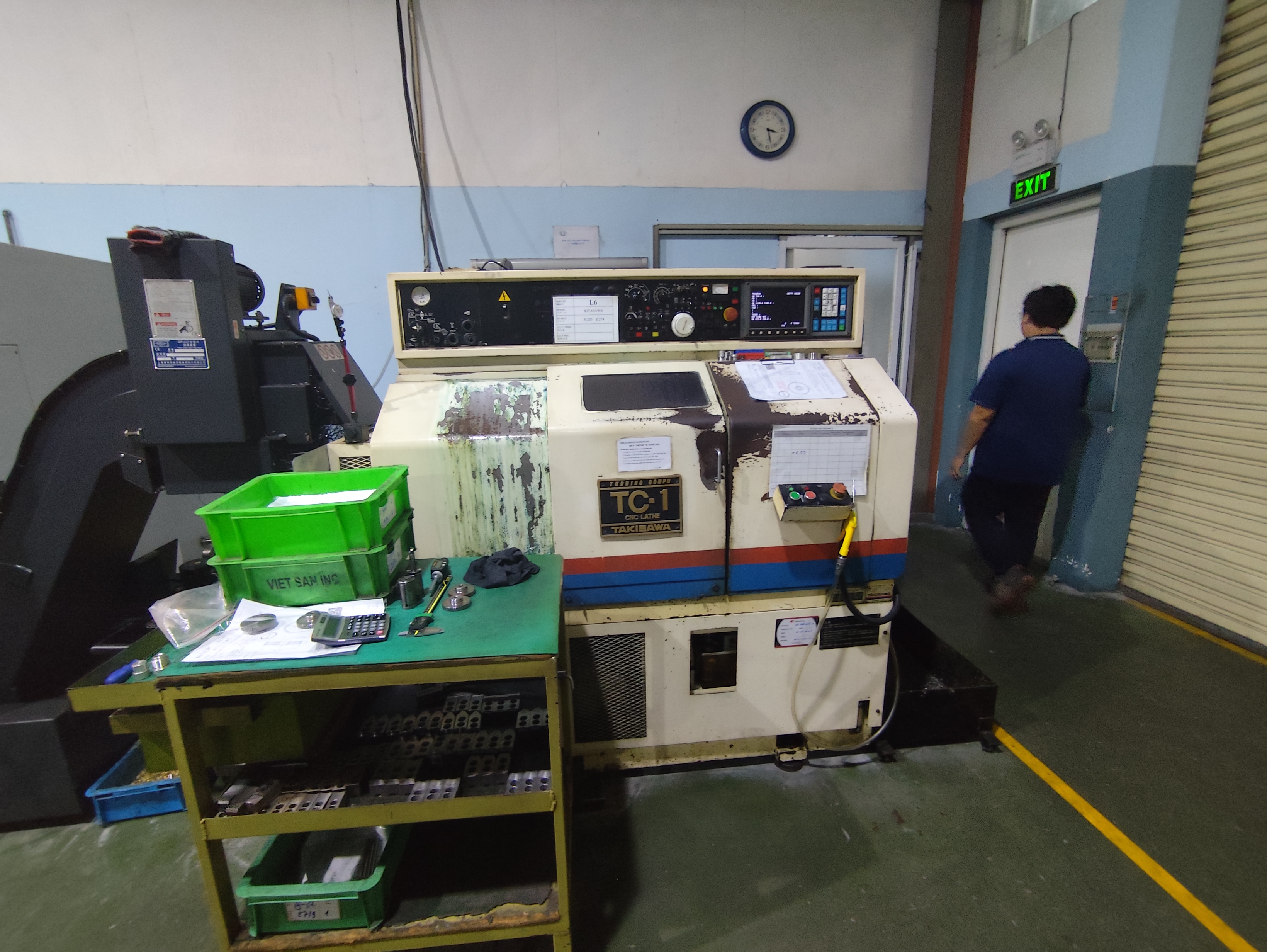 CNC vertical machining center machine 3.jpg